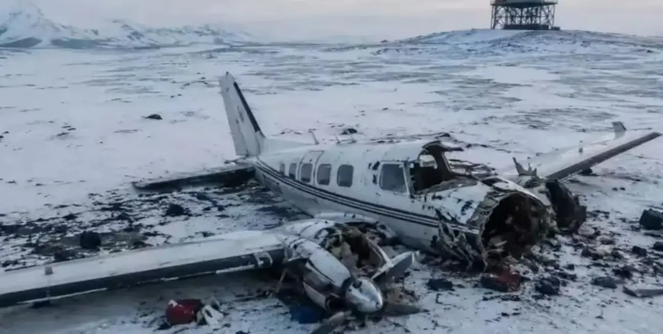 Un avión chárter cayó en un remoto sitio militar de Alaska y murieron ocho personas.