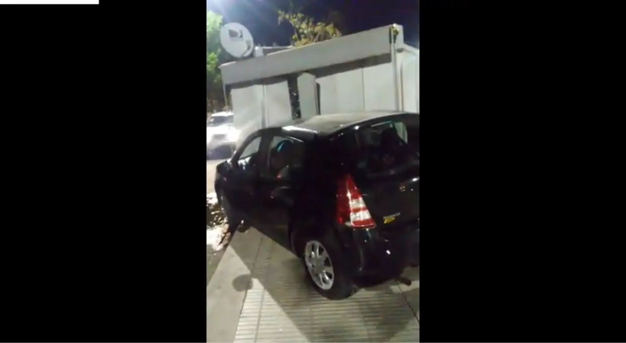 Un auto chocó un kiosco en medio de Avenida Freyre