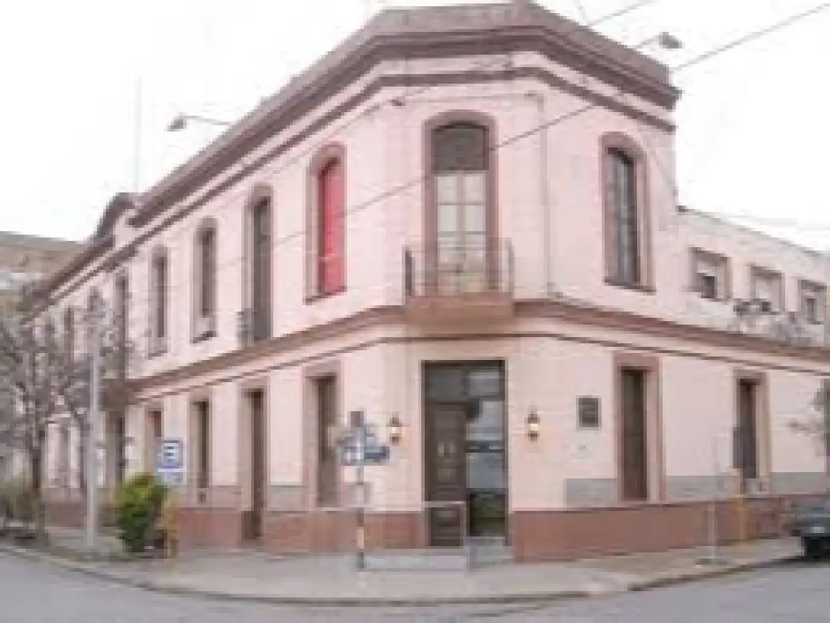 Motochorros le robaron la cartera a una mujer 