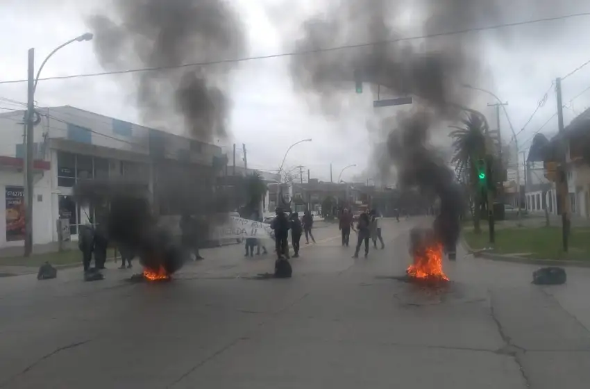 Continúa la manifestación en Desarrollo Social: ahora cortan la avenida Libertad