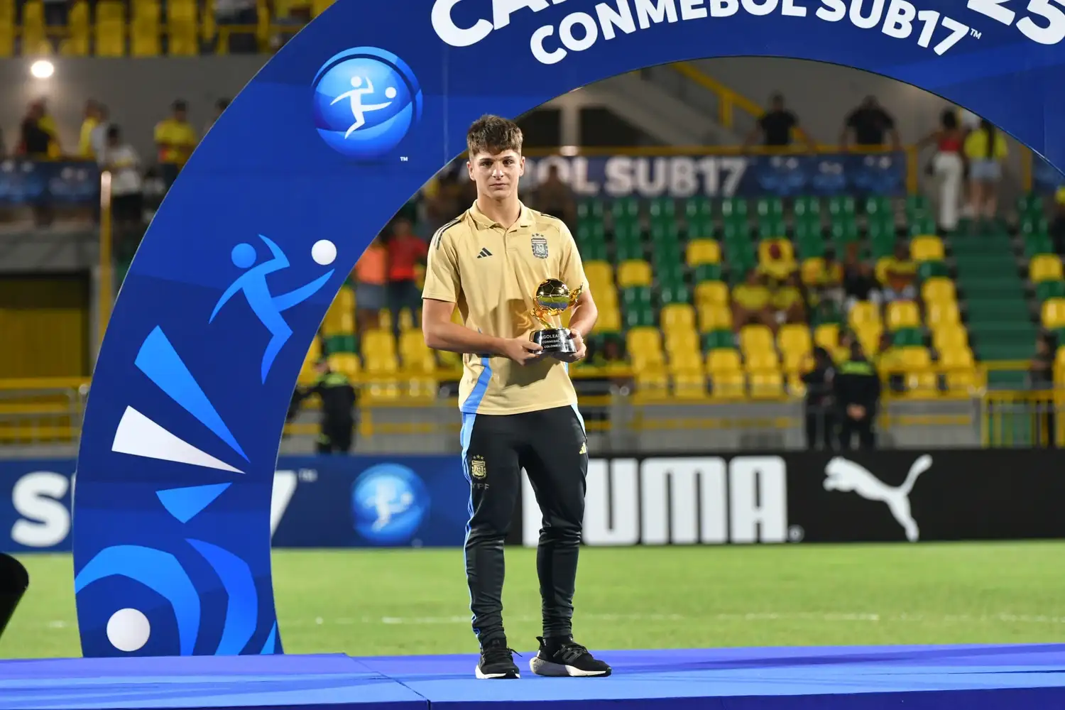 De Martis recibiendo el premio en la ceremonia