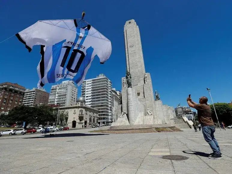 La camiseta gigante al pie del Monumento Nacional a la Bandera.