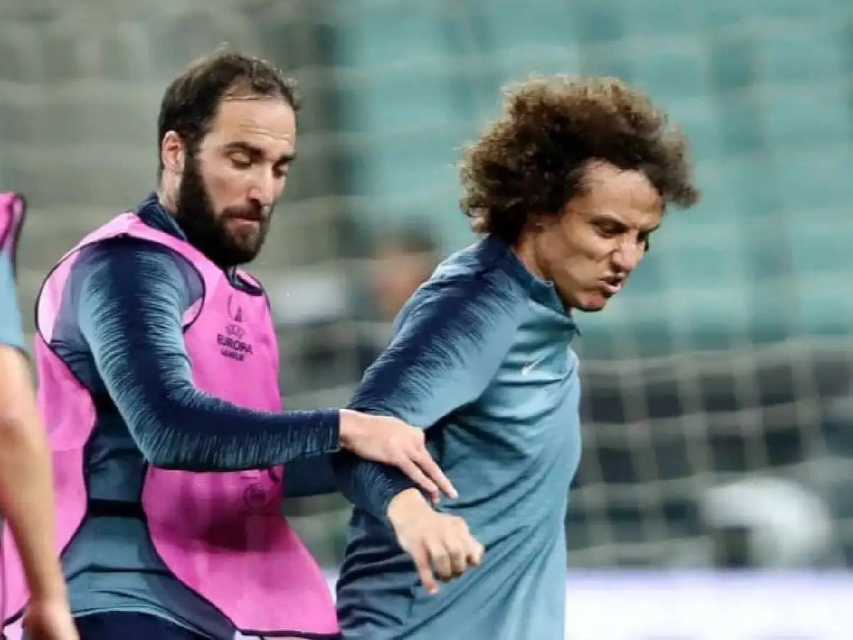 Higuaín tuvo un cruce con David Luiz y el técnico suspendió la práctica