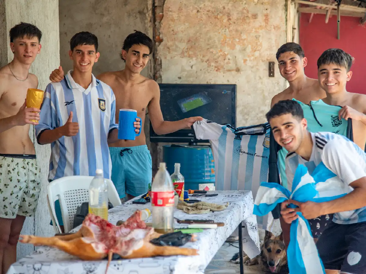 Con lechón y pileta un  grupo de amigos le hace el  aguante a la Scaloneta