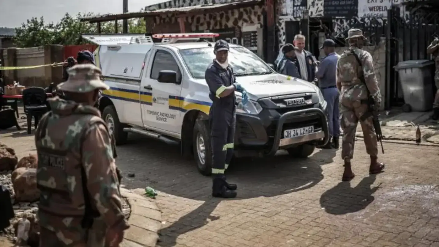 Dos tiroteos masivos en Sudáfrica dejaron 27 muertos y decenas de heridos: la Policía busca identificar a los atacantes. (Foto: AFP)
