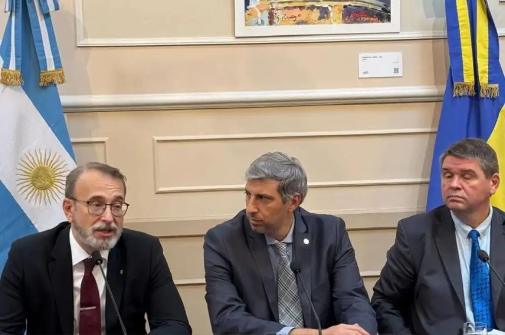 El embajador Klymenko, el presidente de la BCSF, Durando y el primer secretario de Asuntos Económicos, Udovik.