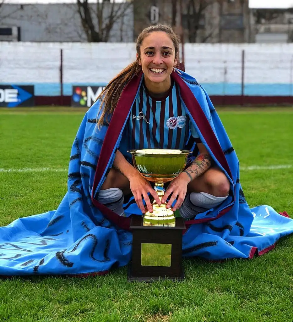 Amenazaron a la futbolista santafesina que exigió ser profesional