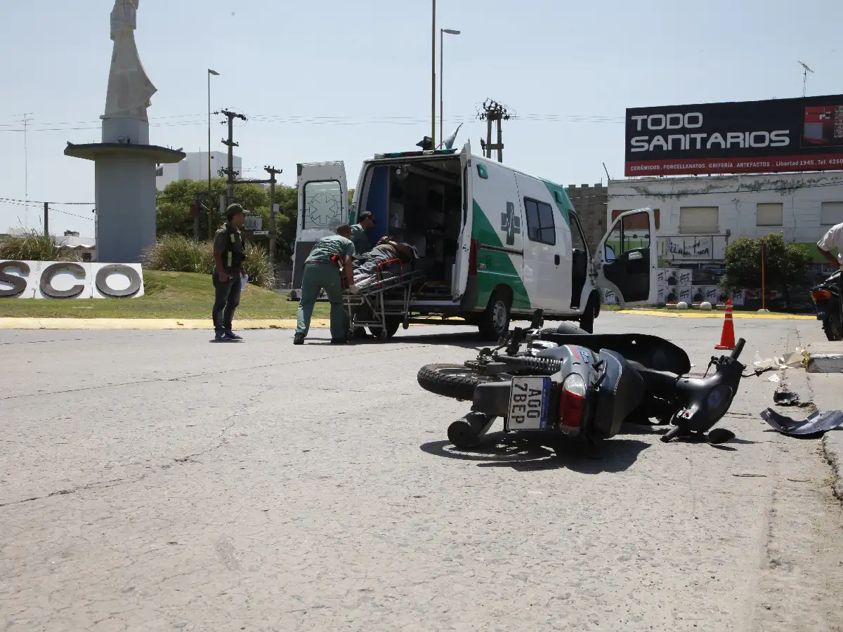 Chocan una moto y una camioneta en la rotonda de acceso oeste