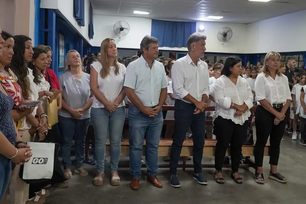 El intendente, junto a concejales y funcionarios en la Escuela Evita.
