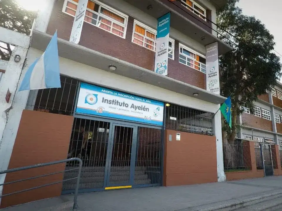 La decisión busca reducir las distracciones dentro del aula.