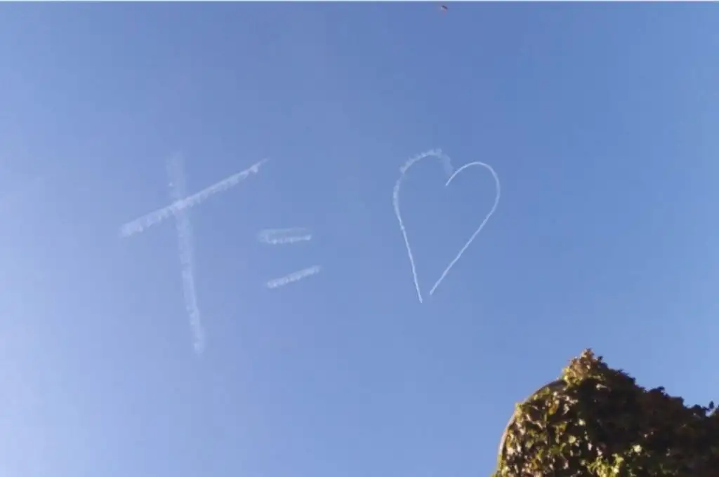 Intriga: a quién va dirigido el tierno mensaje de amor dibujado en el cielo rosarino