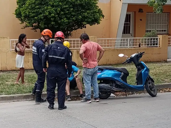 Bomberos atendieron al motociclista lesionado.