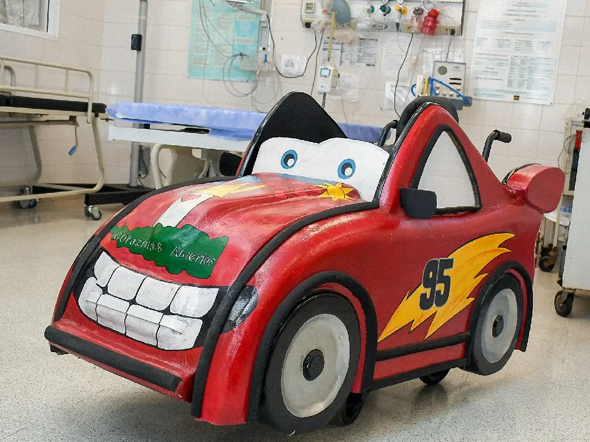Presos fabricaron una silla de  ruedas del Rayo McQueen para  Hospital de Niños de La Plata