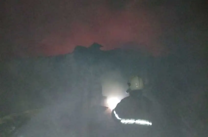 Bomberos extinguieron un importante incendio en una gomería