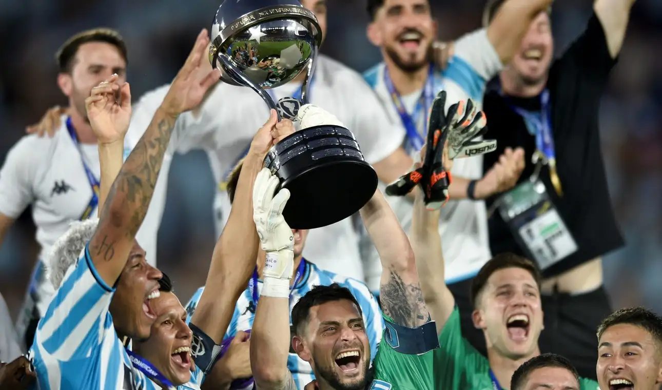 Racing alcanzó la gloria en Paraguay.