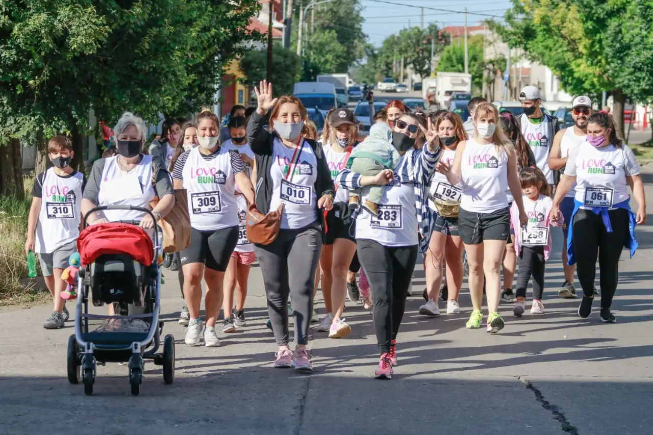 La gente disfrutó de la “LoveRun” que organizó Palestra