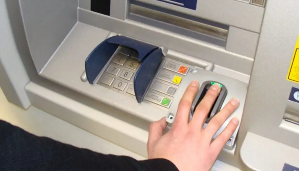 Los cajeros automáticos deberán aceptar huellas digitales