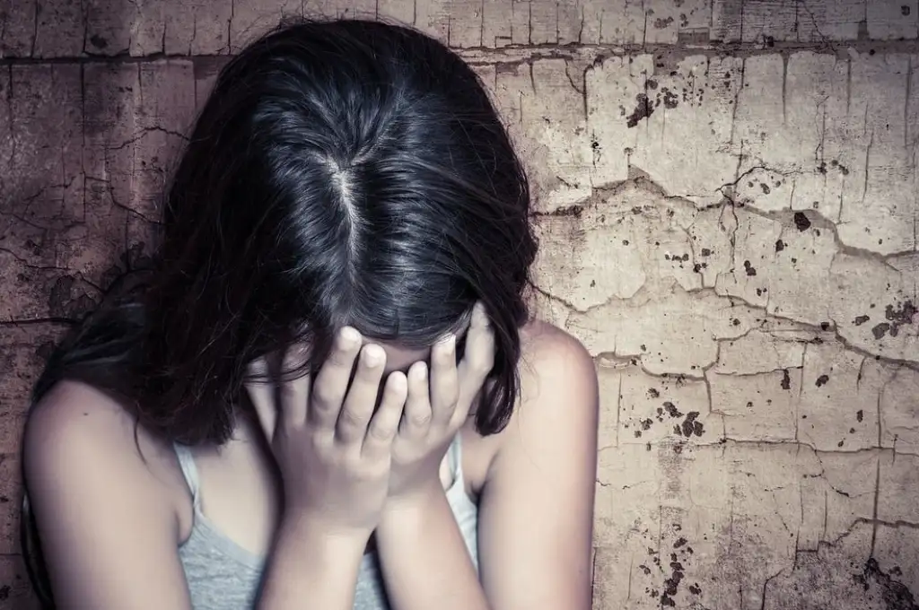 El hombre abusó de la adolescente al menos por 4 años.