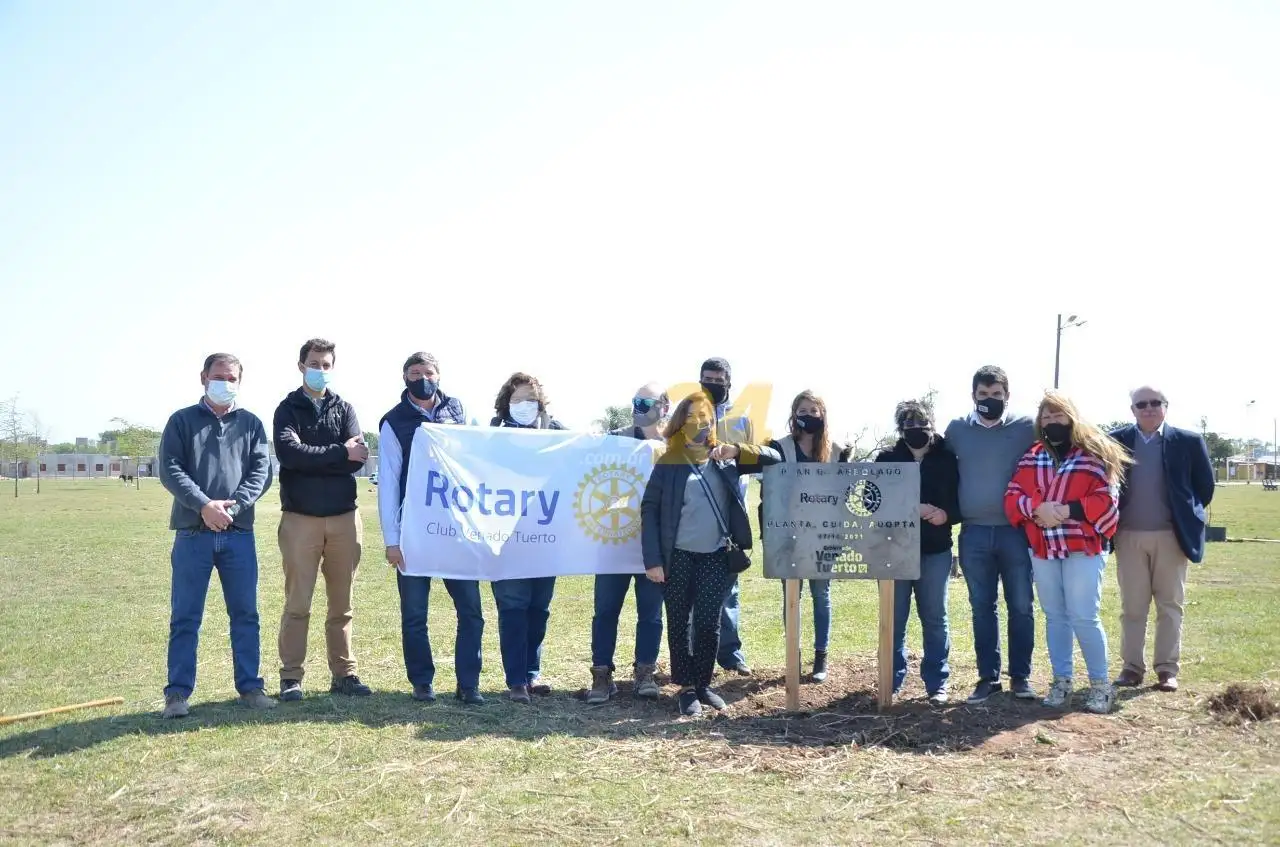 El Gobierno Municipal y Rotary Club Venado Tuerto plantaron cien árboles en plaza “Papa Francisco”