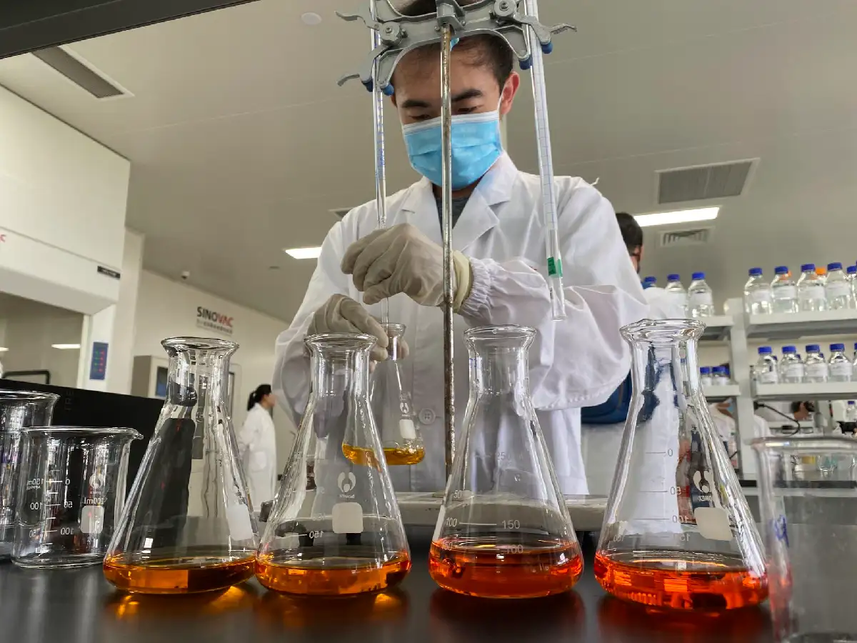 El fundador de Moderna aseguró que el coronavirus “salió por accidente de un laboratorio de Wuhan”