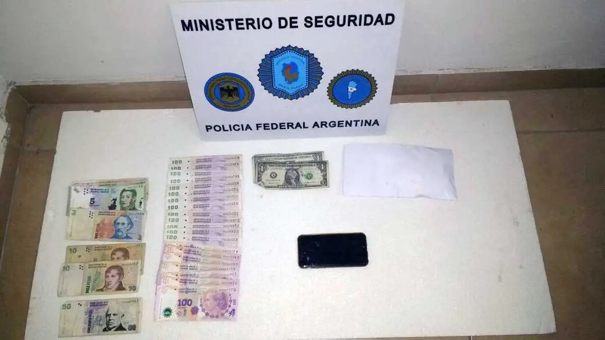 Tres detenidos por robarle la cartera a una mujer en el centro