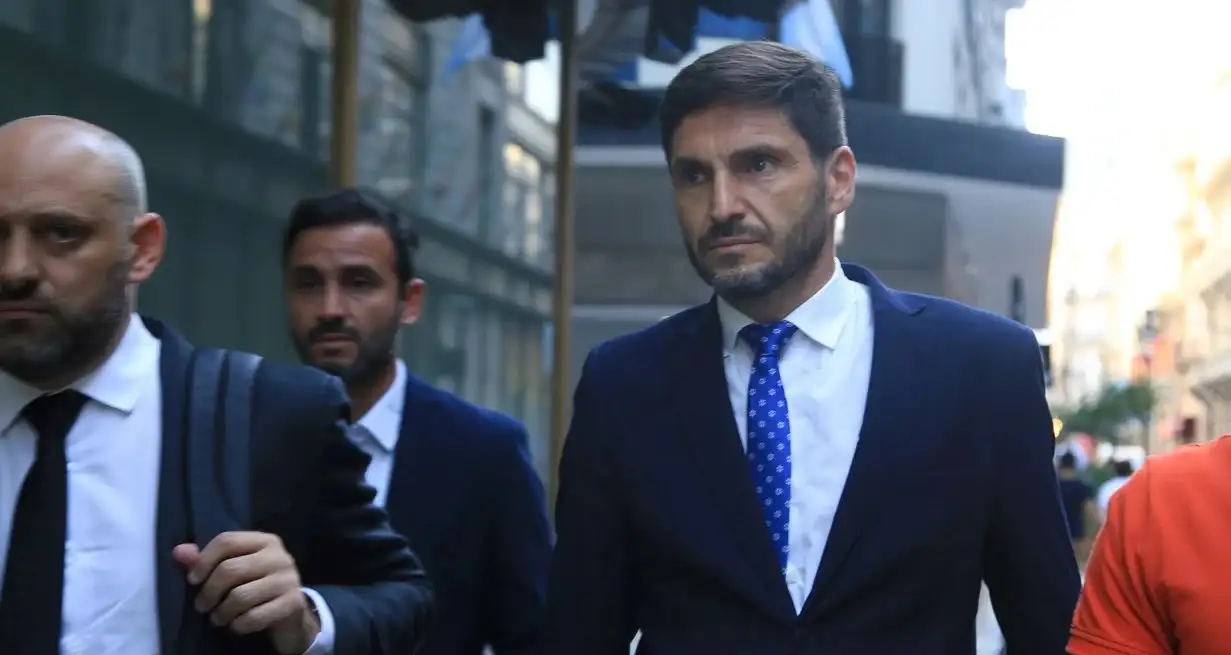 El gobernador de Santa Fe, Maximiliano Pullaro, en su llegada al CFI para reunirse con sus pares. Crédito: NA