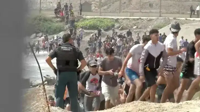 Cientos de personas irrumpieron en el enclave español de Ceuta, en el norte de África
