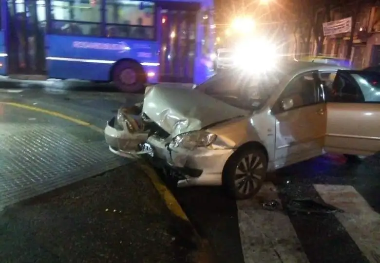 Violento choque en Echesortu: uno de los conductores abandonó el lugar