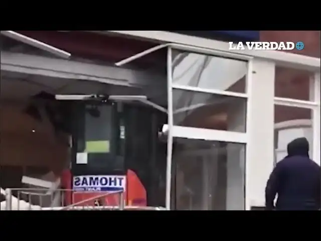 EE.UU.: destrozó la entrada de un hotel con una excavadora porque no le pagaron