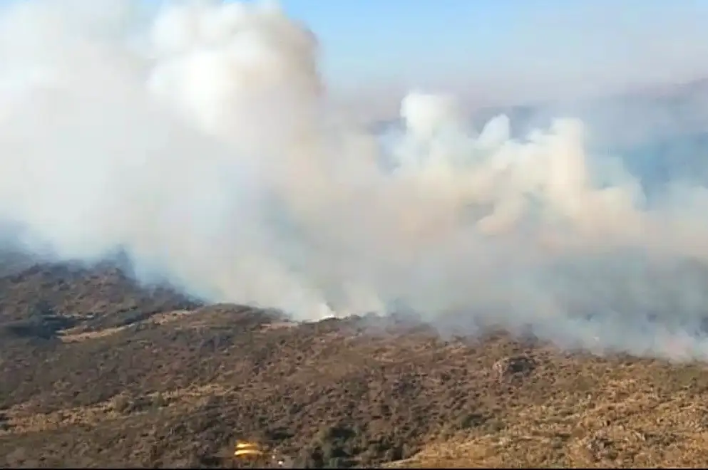Ardua tarea de bomberos de distintas localidades de la provincia.