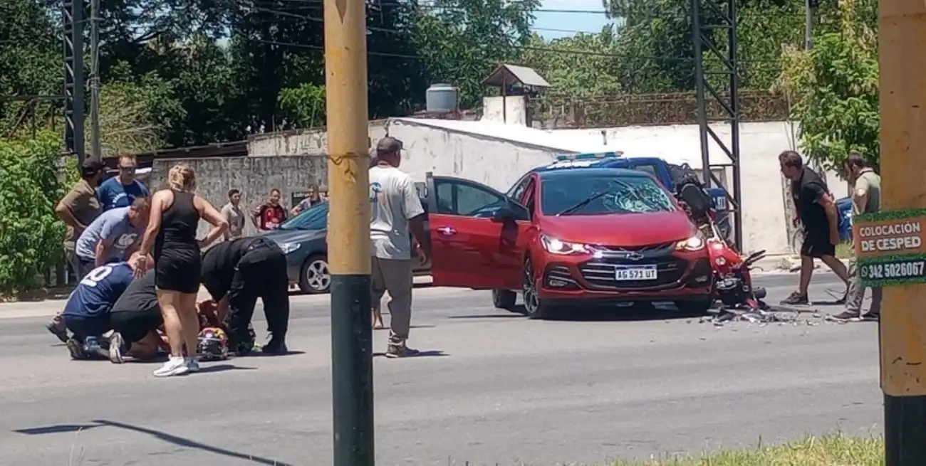 Una ambulancia trasladó al hombre herido hasta el Hospital Cullen. Fotos: El Litoral