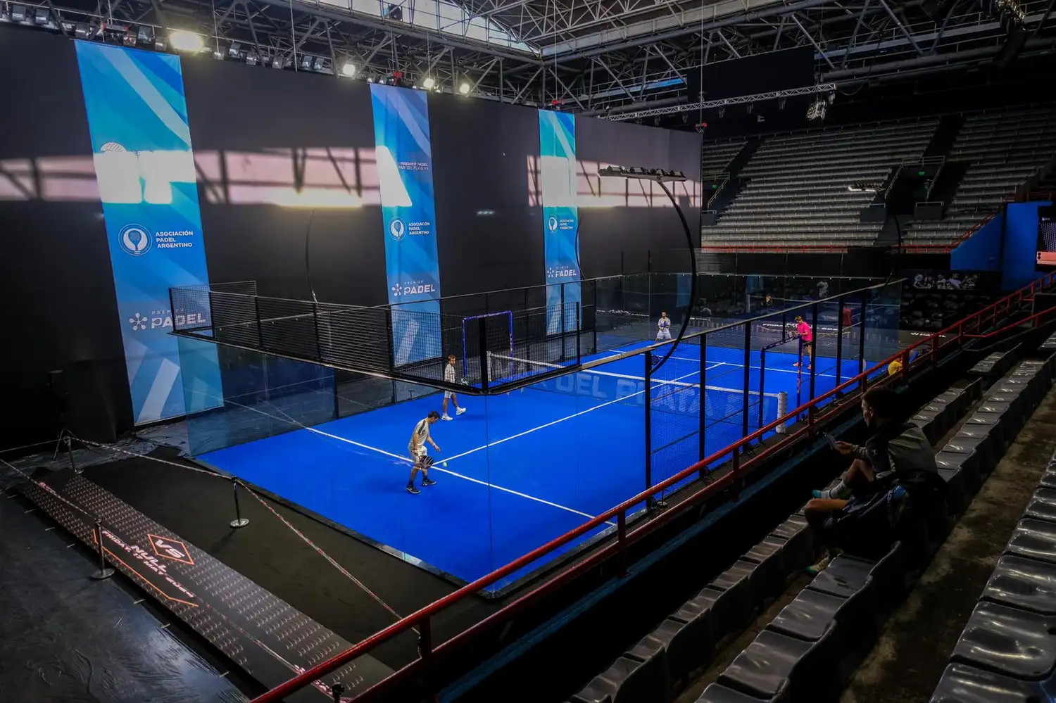 La cancha montada en el corazón del Polideportivo "Islas Malvinas". (Foto: Mar del Plata Premier Padel)