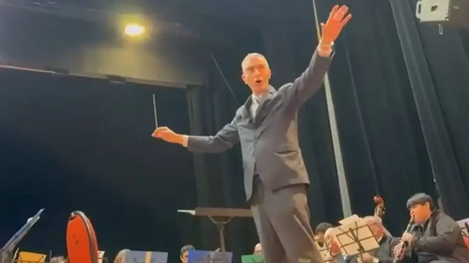 Así fue la presentación de Nelson Castro en el Monumento a la Bandera