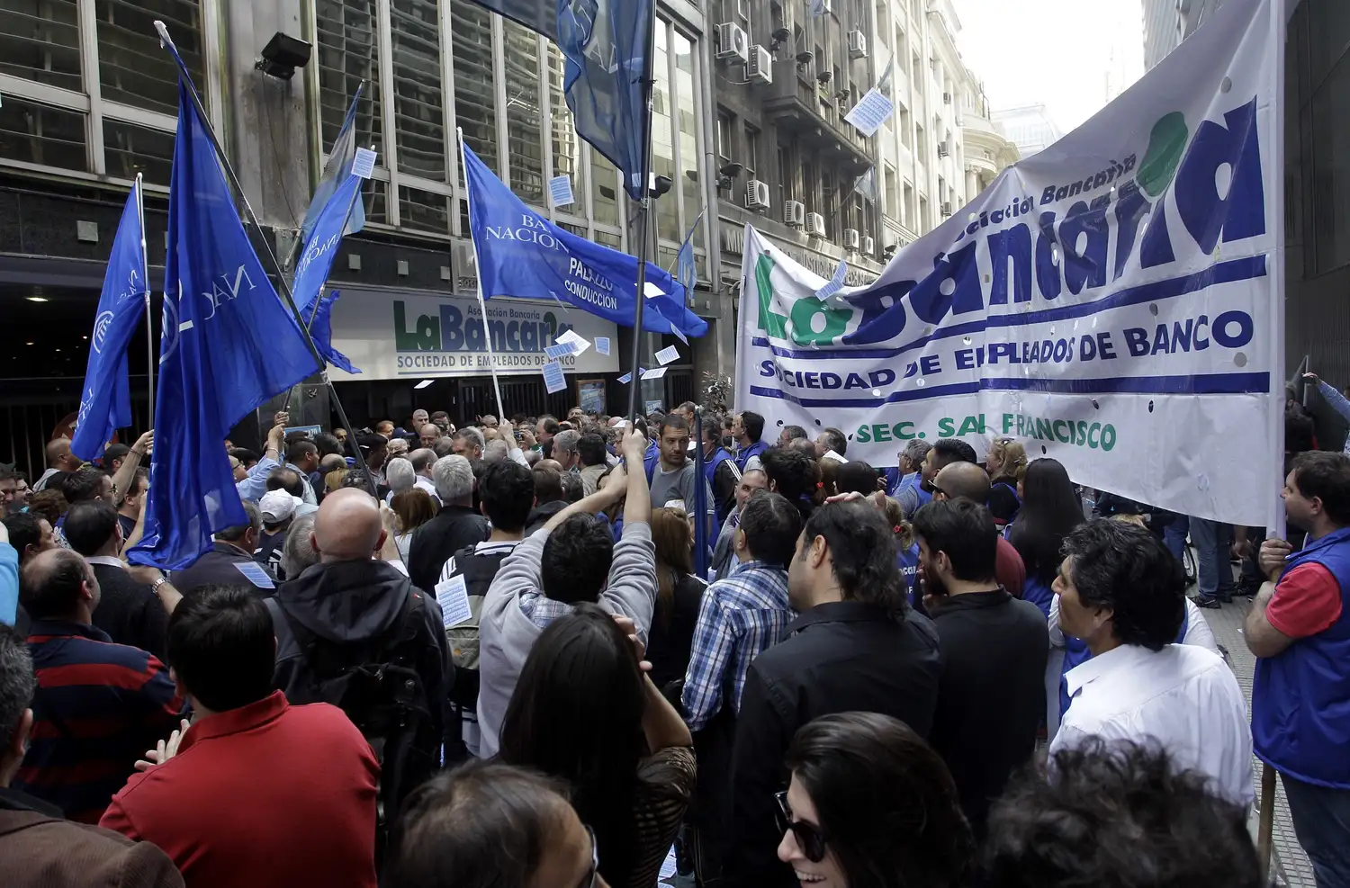 Paritarias: los bancarios cobrarán un básico de un millón de pesos