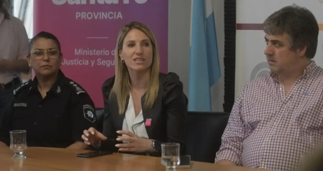 Virginia Coudanes y Pablo Cococcioni expusieron y respondieron ante comerciantes santafesinos. Foto: Manuel Fabatia