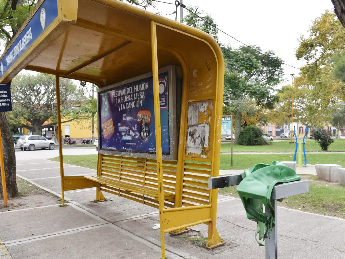 Duraron poco: algunos cestos de basura en paradas de colectivos están deteriorados