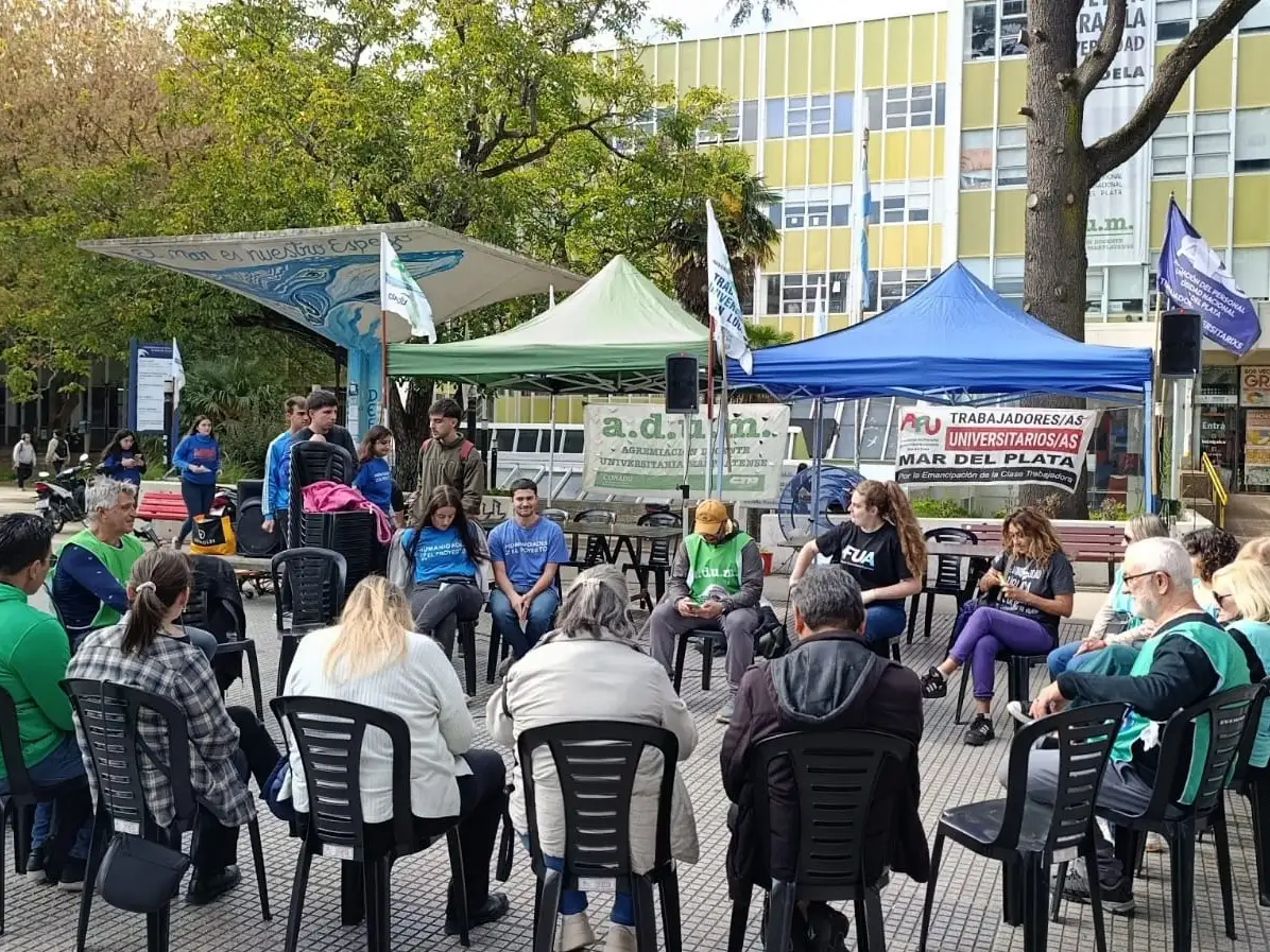 El reclamo apunta a la defensa de la Universidad Nacional de Mar del Plata, por salarios dignos, mayor presupuesto educativo, mejoras en las jubilaciones y financiamiento para ciencia y técnica.