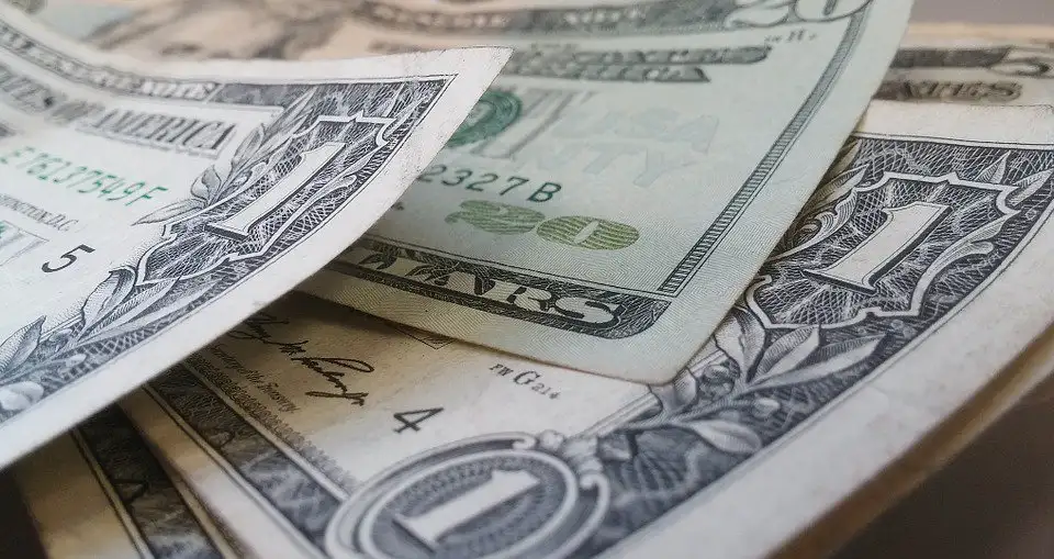 El dólar cede cinco centavos a $ 38,46