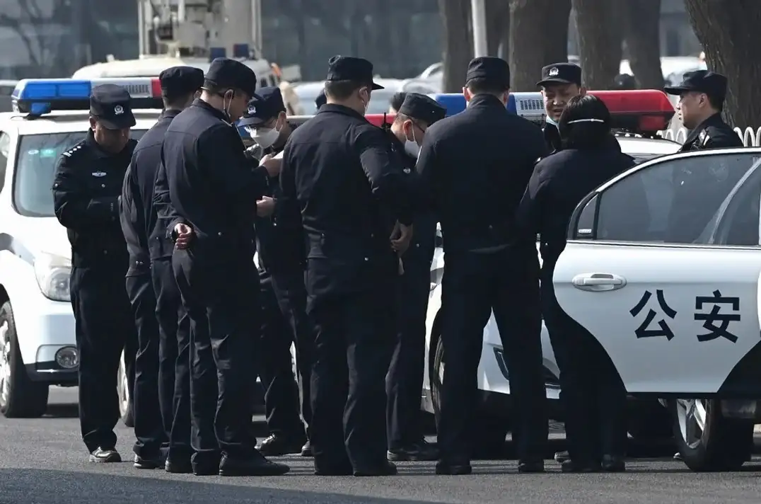 Un hombre atacó a personas en un hospital y fue capturado por la Policía