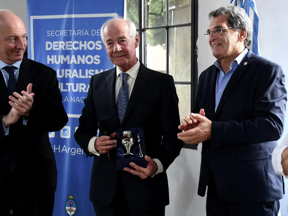 Homenajearon al militar británico que diseñó el cementerio Darwin de Malvinas