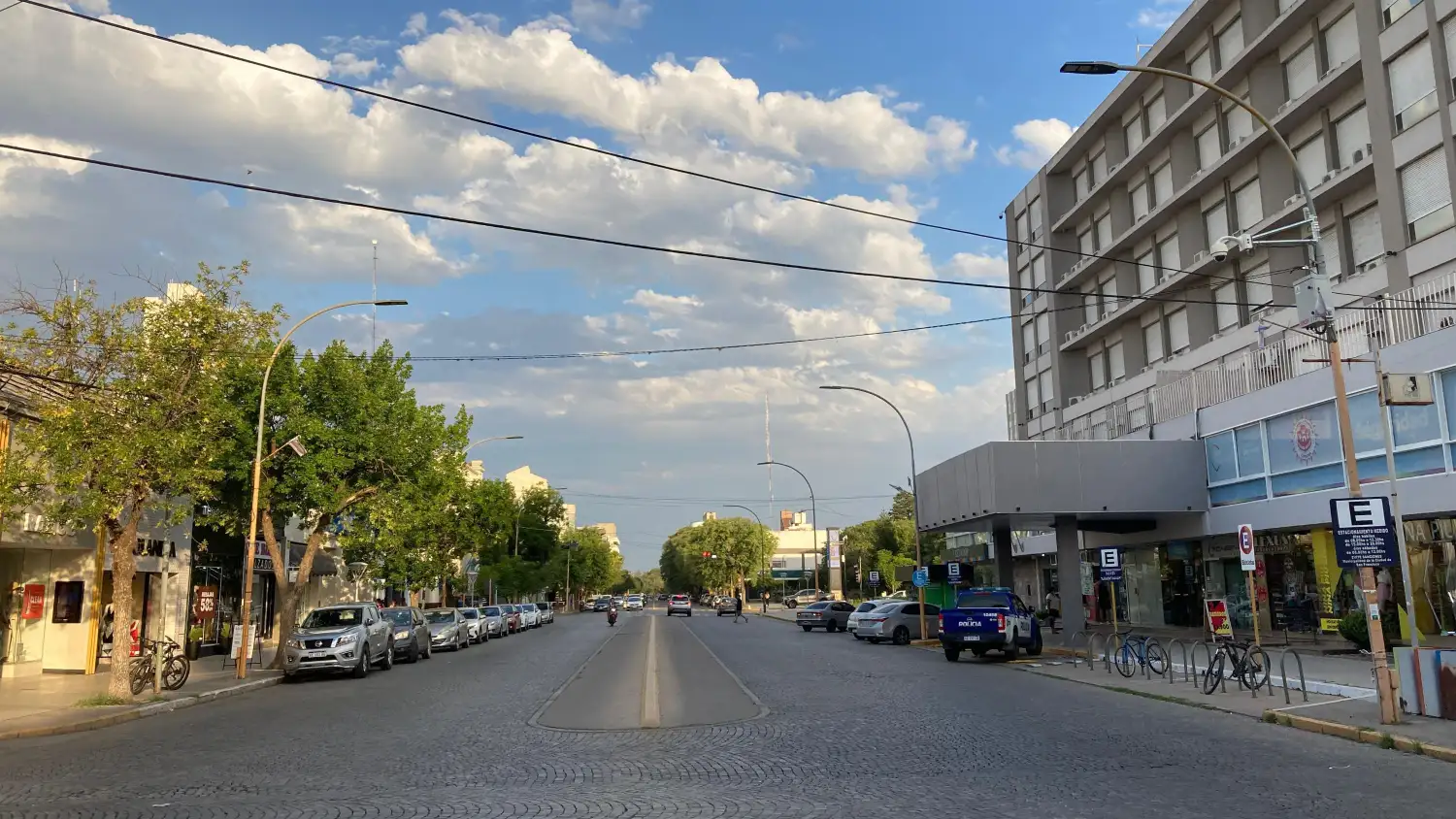 Mañana soleada en la ciudad.
