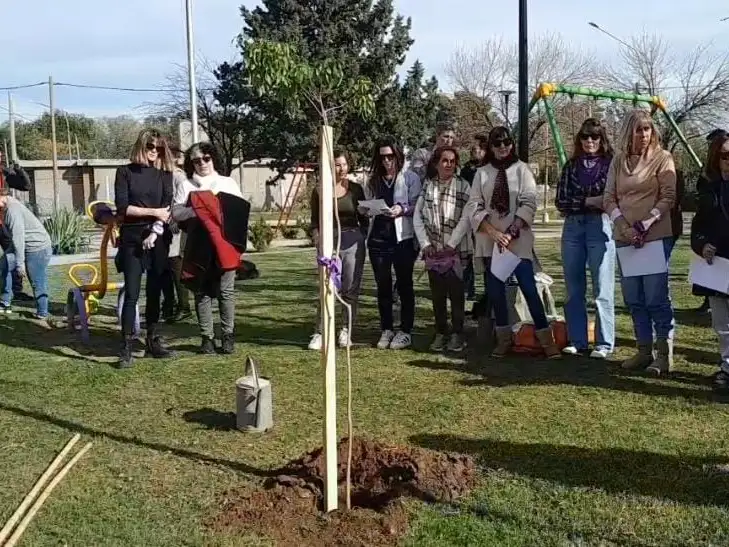 Fuertes emociones durante la plantación del lapacho rosado.Foto: Gentileza