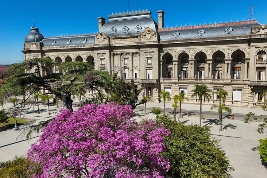 Son 19.050 empleados provinciales y 8.300 jubilados provinciales los incluidos desde mayo en la medida que redujo los descuentos por Códigos de Descuentos al nuevo límite del 25%. Foto: Fernando Nicola