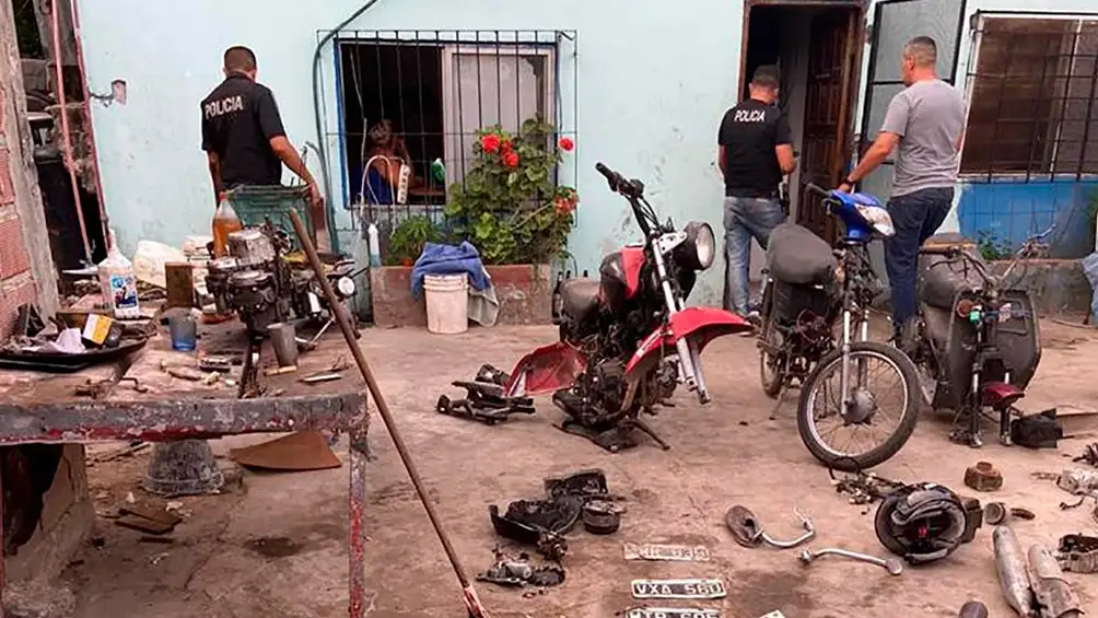Detienen a dos menores que le robaron a la mujer que murió infartada