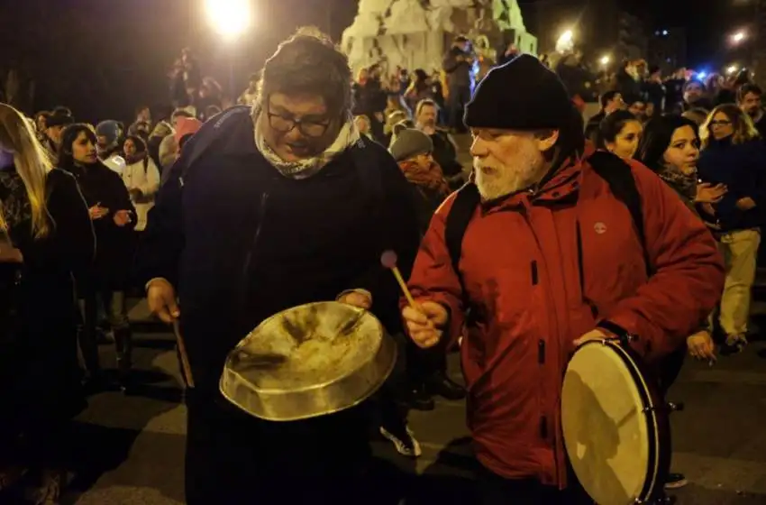 Al grito de "que se vaya", se realizó un "Cacerolazo"