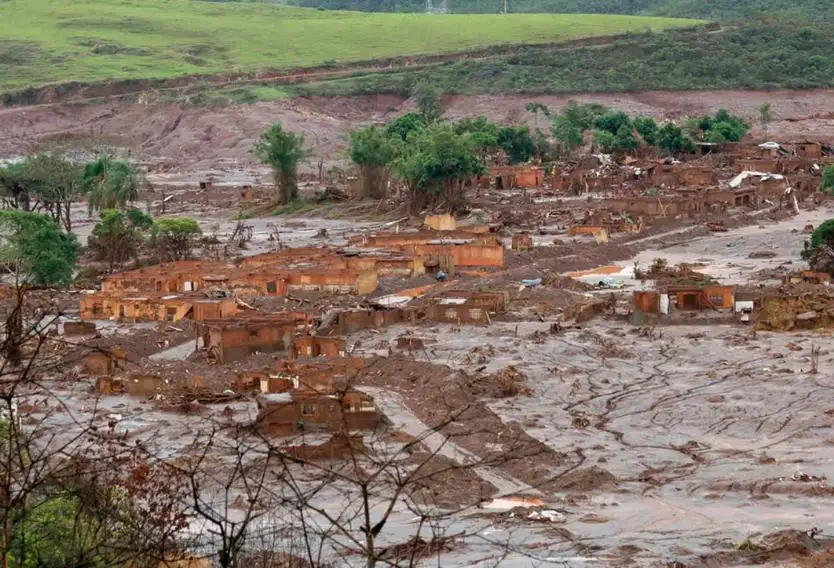 Bolsonaro sobrevoló Minas Gerais tras el derrumbe de una represa