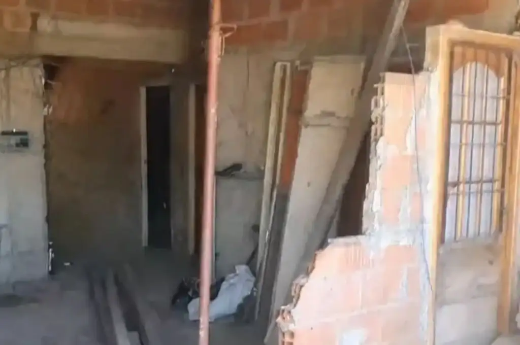 Un automovilista se incrustó en una casa, mató a dos nenes y quiso escapar