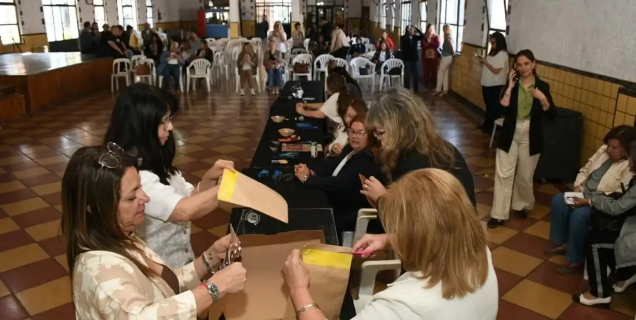 En octubre de 2025 se abrieron los sobres con los resultados de los exámenes vinculados a los seudónimos de los participantes. En Santa Fe, se realizó en la escuela Normal. Crédito: Flavio Raina