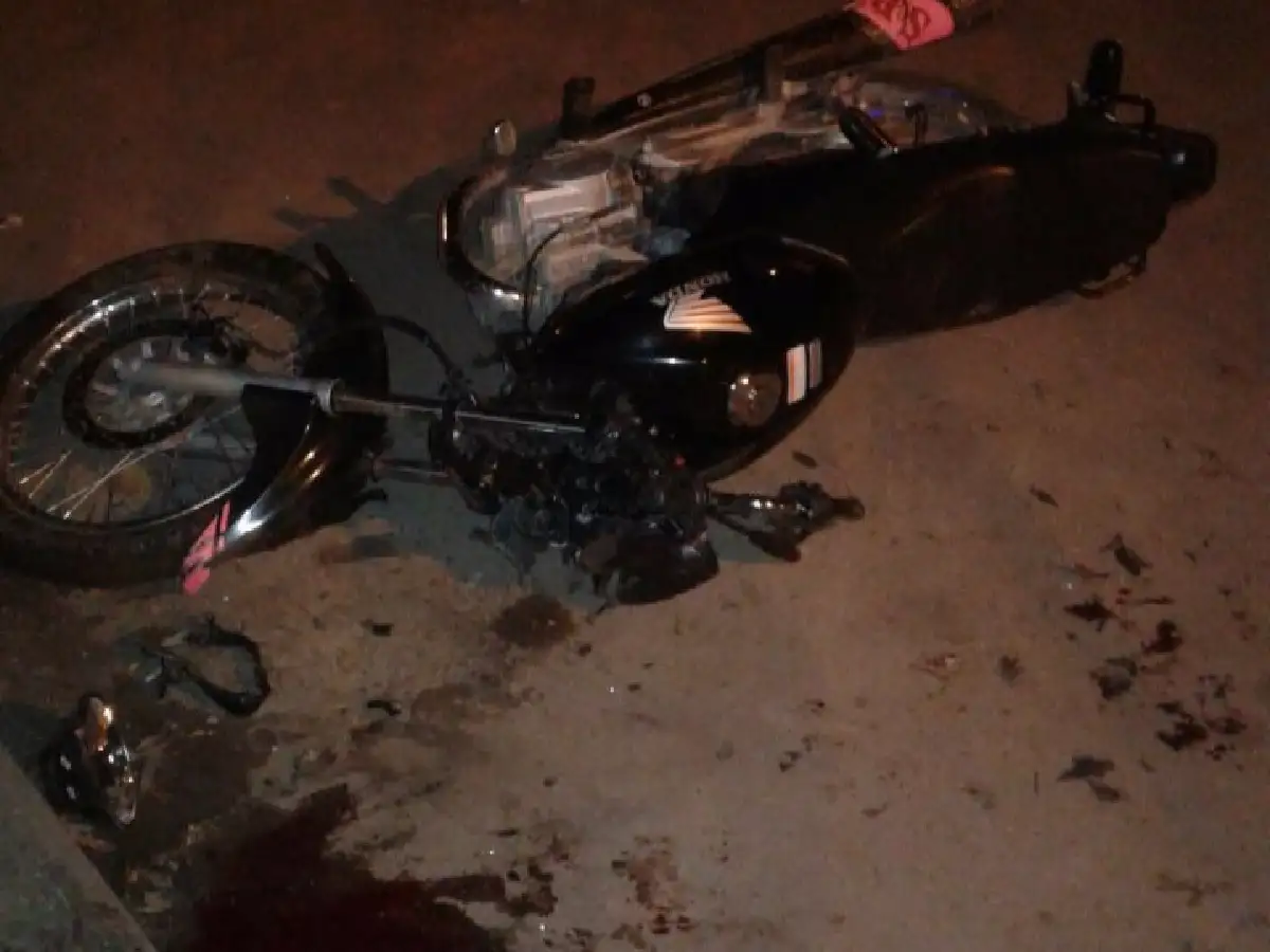 Motociclista grave tras chocar contra un árbol