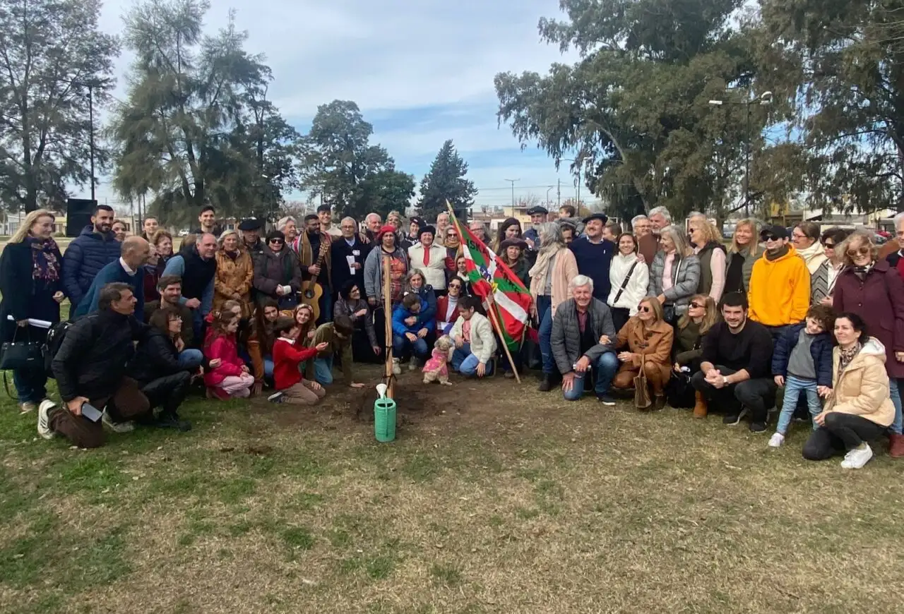Plantación y reconocimiento de la comunidad Vasca en Venado Tuerto